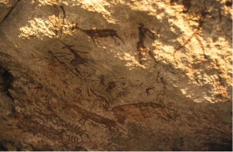 Jagdbild der San. »1000-2000 Jahre alte Felszeichnungen der San bei Murewa in Simbabwe« Wikimedia Commons, Urheber; Ulamm